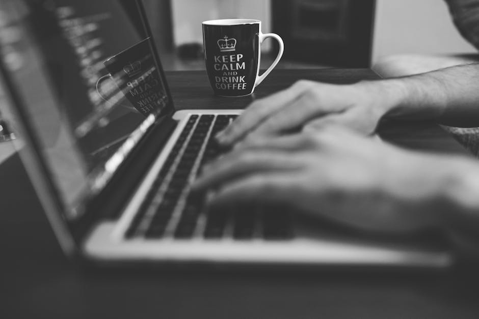 Pythonのコードが表示されたノートパソコン